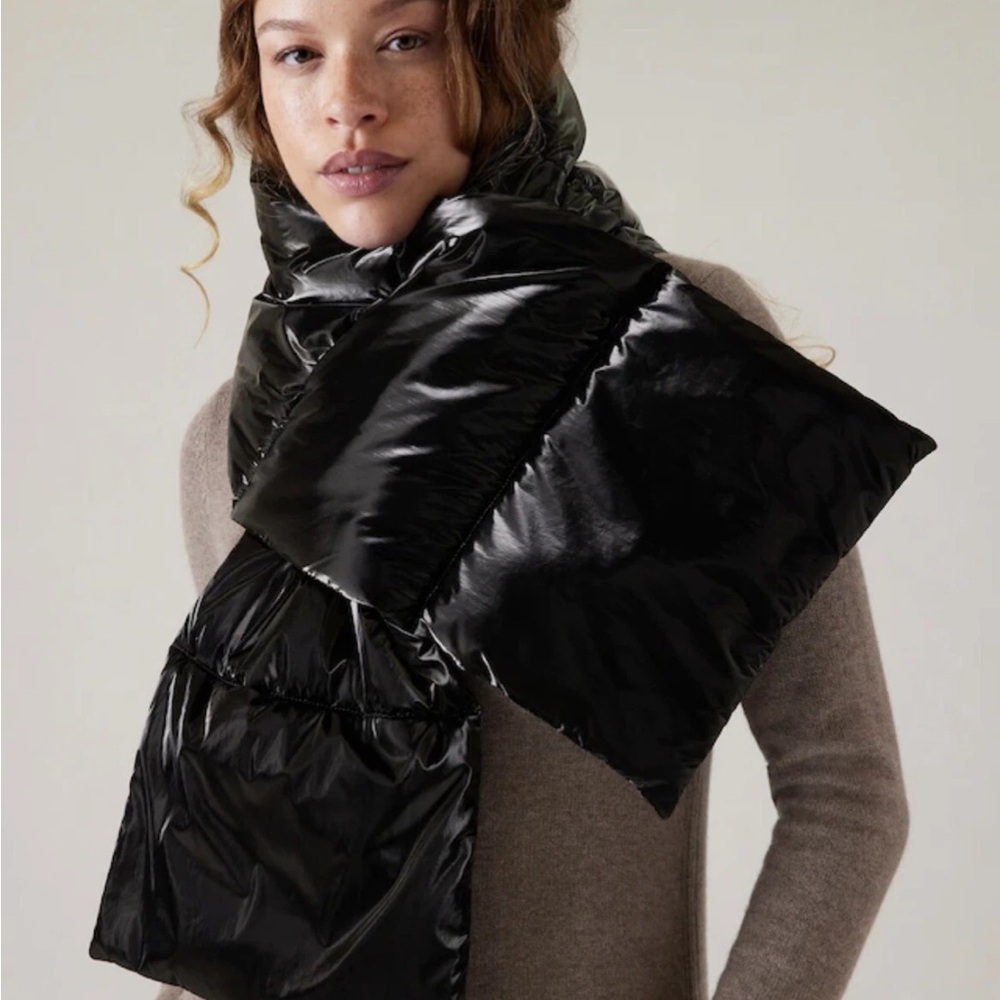 NWT Athleta Shiny Black Puffer “Downtown Scarf”